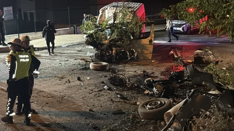 Karabük’te işçi servisi dehşeti: Önce trafik tabelasına sonra direğe çarpan araçta altı yaralı