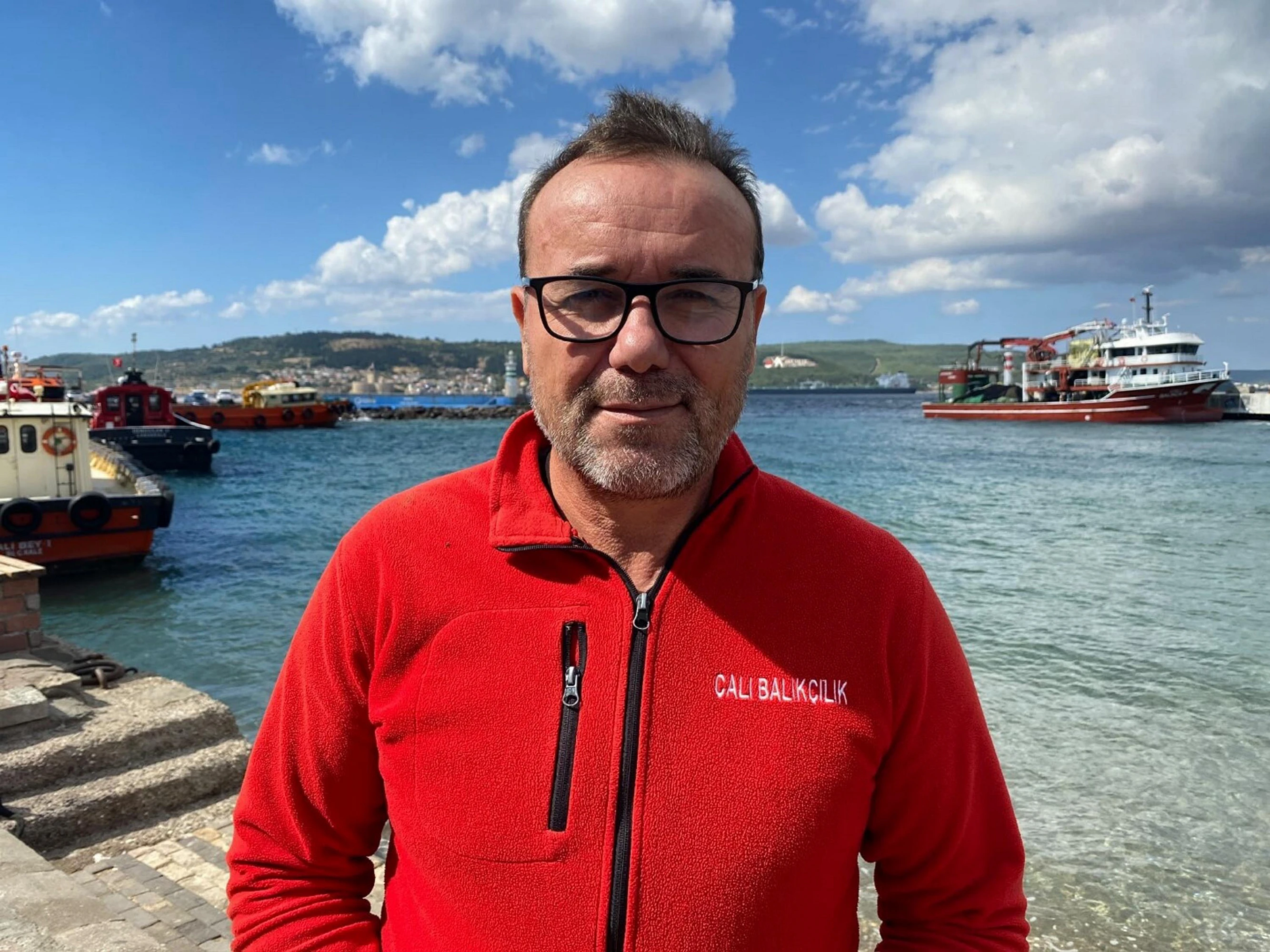 DEM-BİR Çanakkale-Tekirdağ Bölge Birliği Başkanı Naci Karabiber, Marmara Denizi ve Çanakkale Boğazı'nda suların hızlı soğuduğunu ve palamut akınının bu nedenle geciktiğini söyledi. 1 Eylül itibarıyla av sezonunun başladığını belirten Karabiber, "Gemilerin bir kısmı palamut avcılığı için Karadeniz'e, bir kısmı da Kuzey Ege'ye çıktı. Marmara'da hamsi popülasyonu var, Ege'de sardalya avlanıyor. Gemilerin bu şekilde dağınık olması iyi. Hem çeşitlilik artıyor hem de av baskısı bir noktaya yığılmamış oluyor. Bu güzel bir gelişme" ifadelerini kullandı.