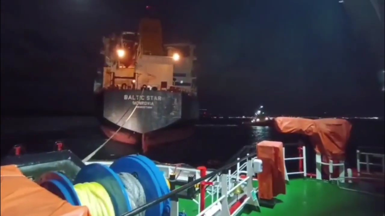 Çanakkale Boğazı'nda arıza yapan kimyasal tanker limana çekildi
