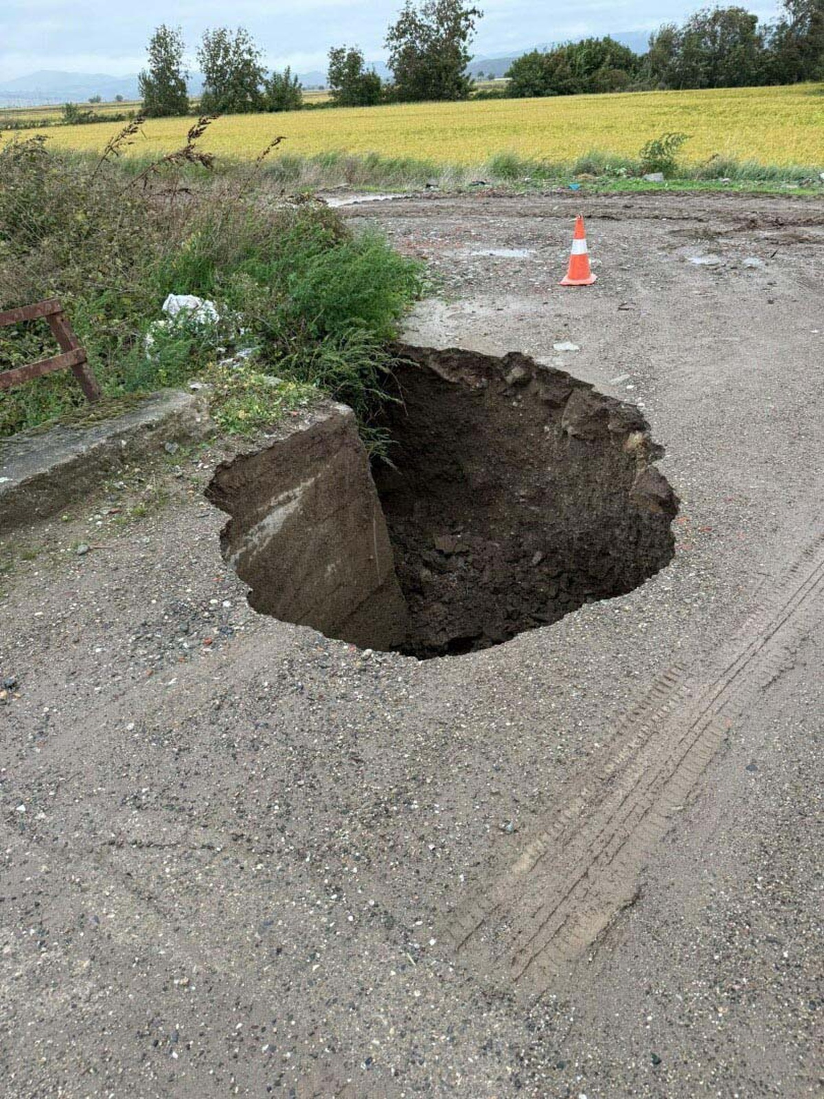 Çanakkale'de sağanak nedeniyle Biga'da yol çöktü, Gelibolu'da tekneler karaya vurdu