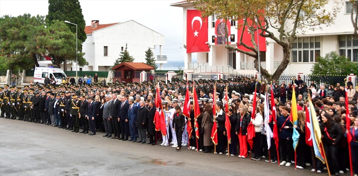 Gelibolu'da Cumhuriyet'in 103. yılı için çelenk sunma töreni düzenlendi.