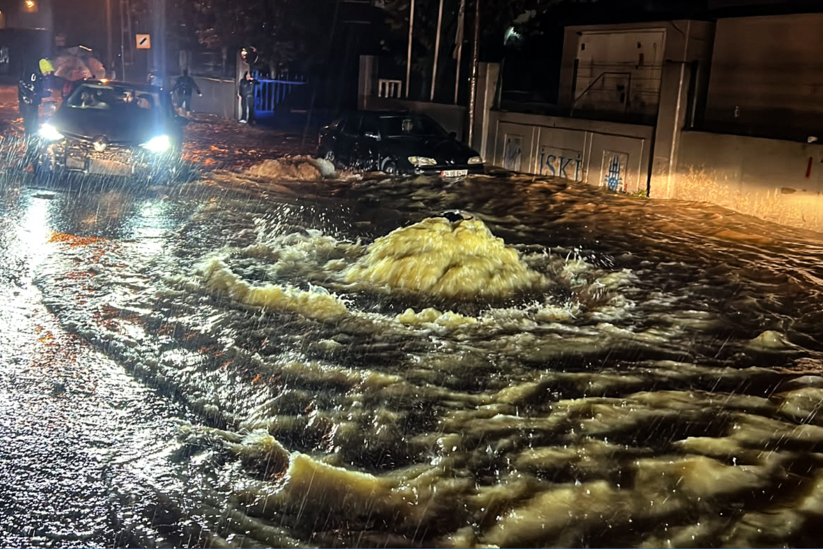Meteoroloji için bölge için sarı ve turuncu kodlu uyarı: Kuvvetli yağış bekleniyor