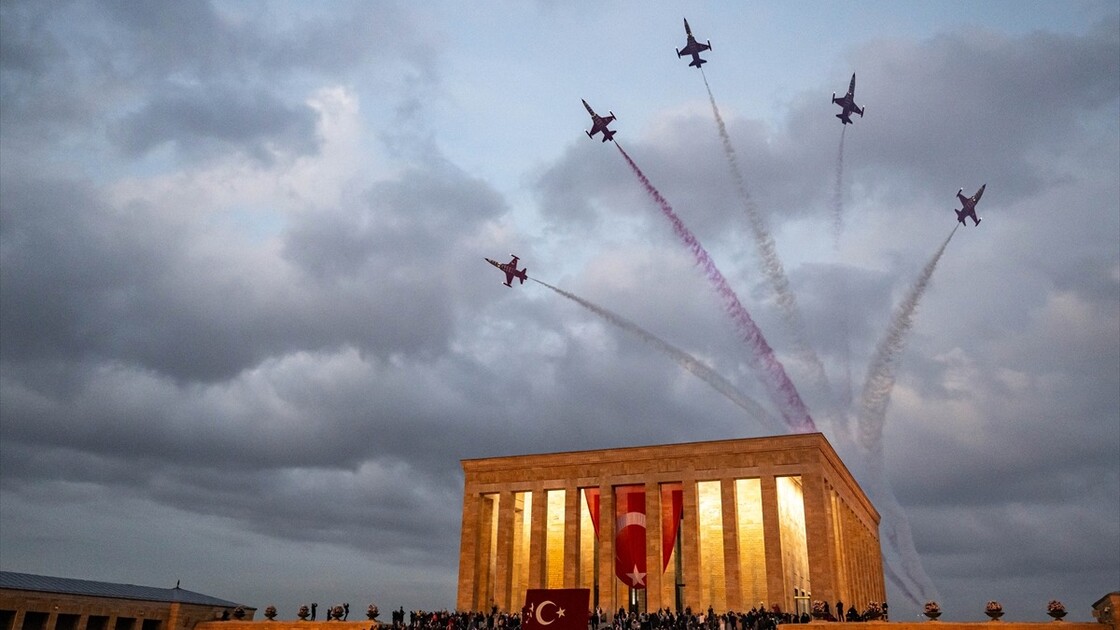 Türk Yıldızları Anıtkabir üzerinde gösteri uçuşu yaptı