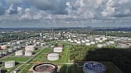 Arşiv - Almanya'nın Gelsenkirchen kentindeki Klesch (eski BP) rafinerisinde dizel, benzin ve ısınma yakıtı üretilen tank sahası, Cuma, 2 Ekim 2026.