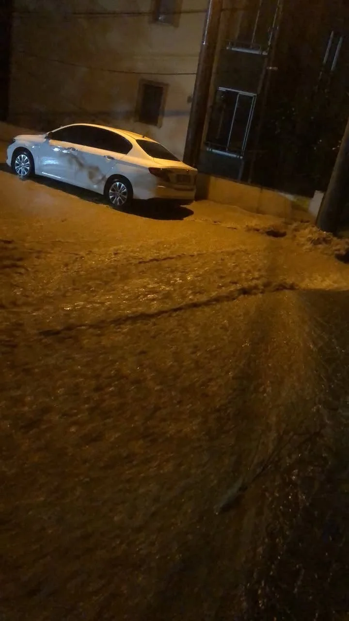 Biga'da sağanak yağış sonrası sokaklar göle döndü 4