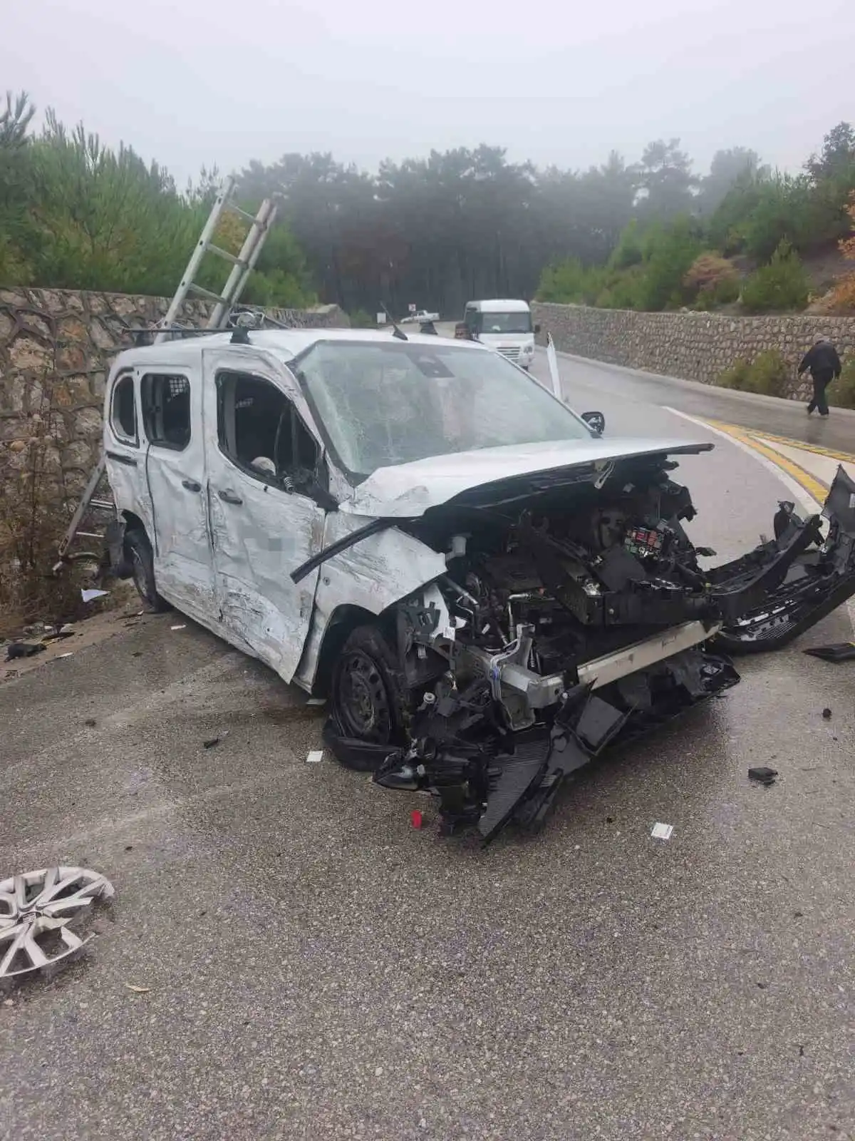 Çanakkale'de yağışlı havada kontrolden çıkan hafif ticari araç takla attı: 1 yaralı 1