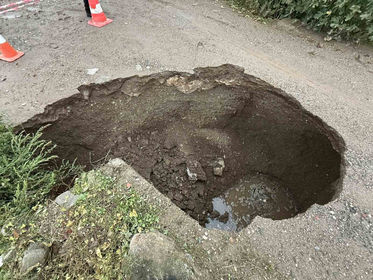 Çanakkale Biga'da aşırı yağışların çökerttiği toprak yol onarılarak ulaşıma açıldı