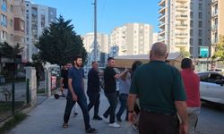 Asansörde kalan çocukları kurtarmak isterken canından oldu (Video)
