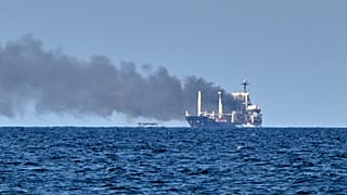 Ukrayna'nın Odessa kenti yakınlarında, Karadeniz'de gerçekleşen Rus füze saldırısının ardından Gine-Bissau bayraklı tahıl gemisi Golden Leo'dan dumanlar yükseliyor, 19 Temmuz 