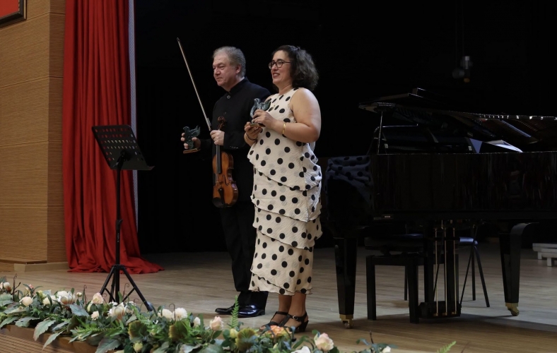 ÇOMÜ’de Müzik Zirvesi: Ünlü Keman Virtüözü Cihat Aşkın Çocuk Korosu ve Sanatseverlerle Buluştu