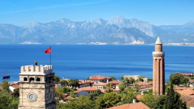 Antalya’da çalışan konutu ihtiyacı, turizm sezonunun uzamasıyla büyümektedir. Side ve