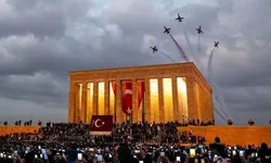 Türk Yıldızları'ndan Cumhuriyet Bayramı'nda Anıtkabir üzerinde saygı uçuşu