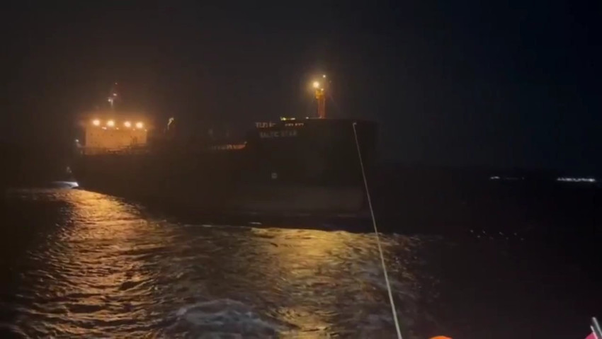 Çanakkale Boğazı'nda arıza yapan kimyasal tanker limana çekildi - Resim : 1