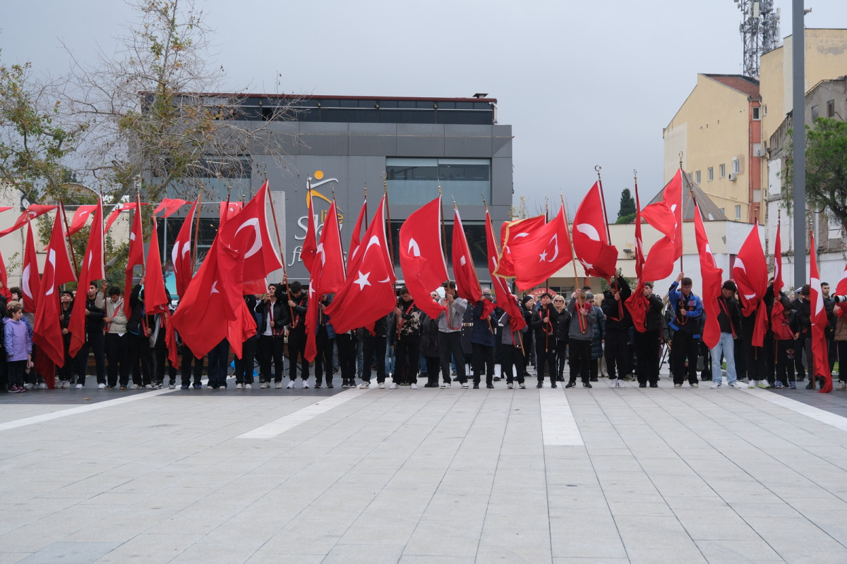 ÇOMÜ Ailesi 29 Ekim Cumhuriyet Bayramı Coşkusu Kutlamalarını Cumhuriyet Meydanı'nda Başlattı fotoğraf 6