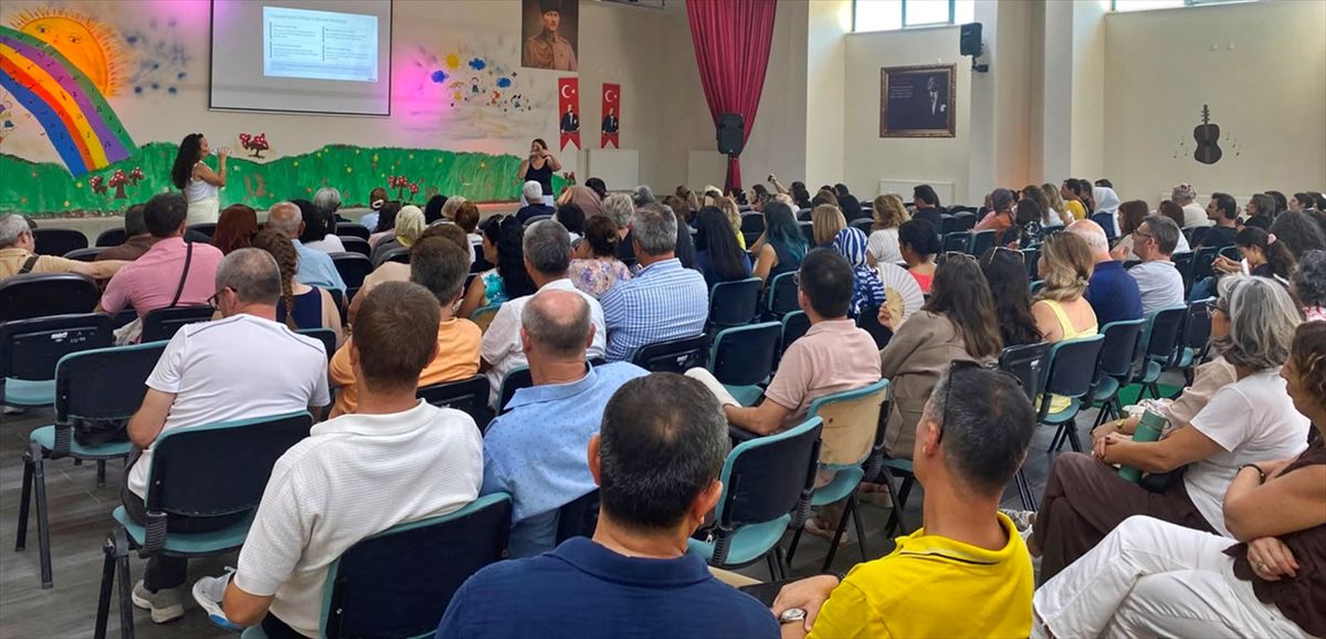 Gelibolu'da öğretmenlere 'Türkiye Yüzyılı Maarif Modeli' eğitimi verildi