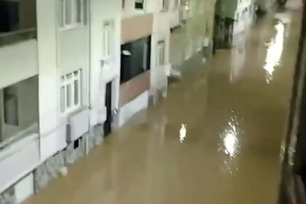 Çanakkale'nin Biga ilçesinde sağanak etkili oldu: Cadde ve sokaklar su altında kaldı