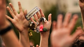 ARŞİV. Madrid’de kiracıların korunması için daha sıkı yasalar talep edilen gösteride insanlar protesto amacıyla anahtarlarını havaya kaldırıyor, 3 Eki 2026