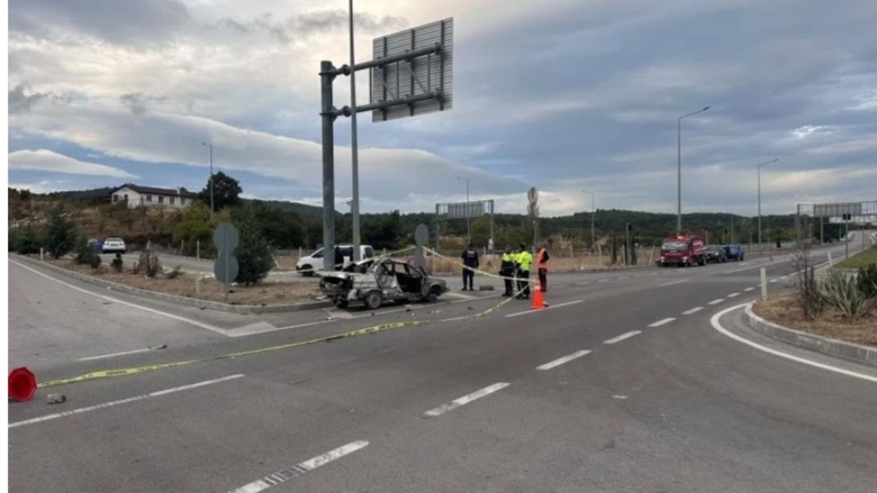 Çanakkale'de otobüs otomobile çarptı. Otomobil hurdaya döndü 2 kişi hayatını kaybetti