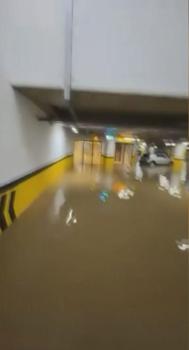 Sarıyer de su baskını olan alışveriş merkezi tahliye edildi