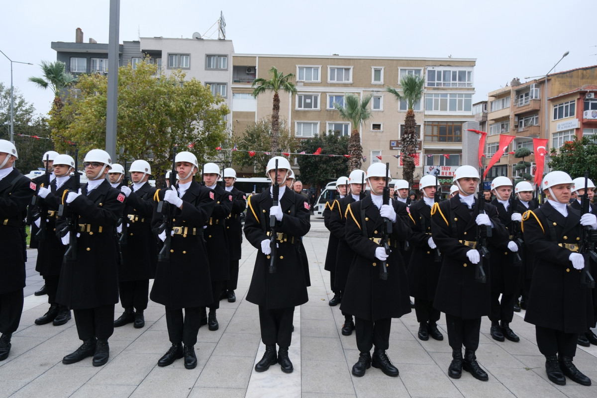 ÇOMÜ Ailesi 29 Ekim Cumhuriyet Bayramı Coşkusu Kutlamalarını Cumhuriyet Meydanı'nda Başlattı fotoğraf 7