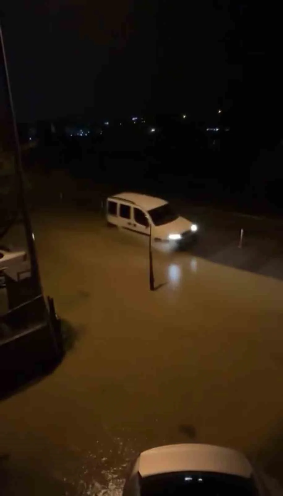 Biga'da sağanak yağış sonrası sokaklar göle döndü 5