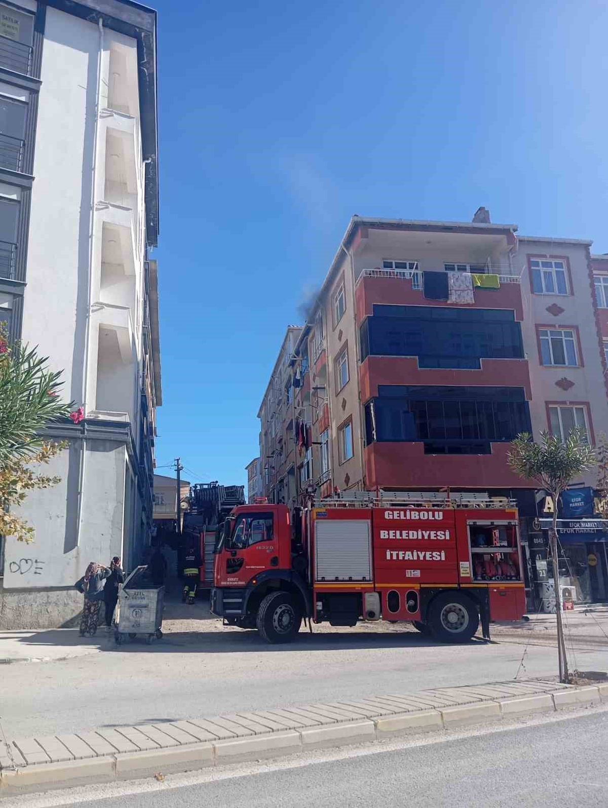 Çanakkale Gelibolu'da apartmanın 4. katındaki yangın itfaiye ekiplerince söndürüldü