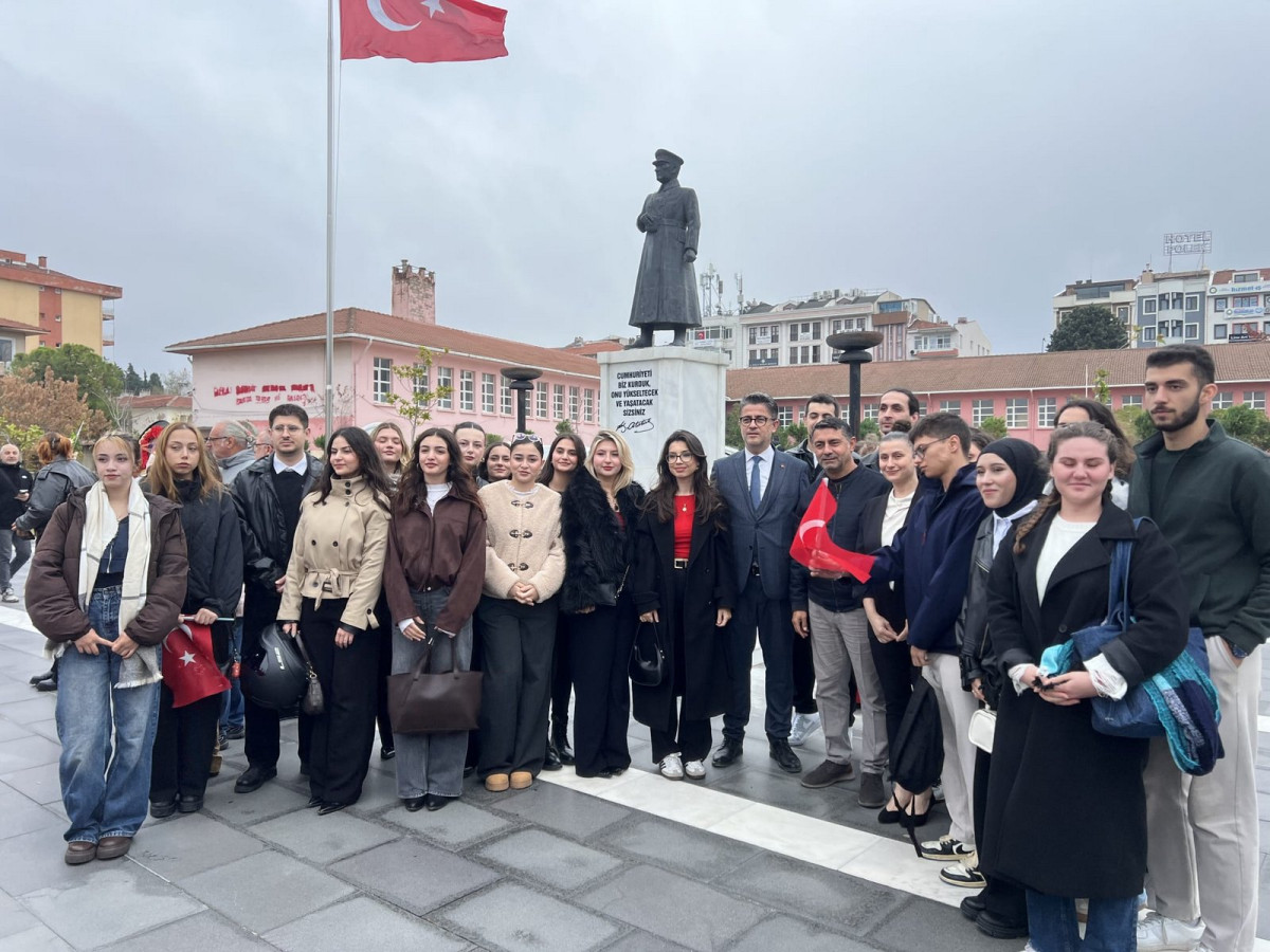 ÇOMÜ Ailesi 29 Ekim Cumhuriyet Bayramı Coşkusu Kutlamalarını Cumhuriyet Meydanı'nda Başlattı fotoğraf 9