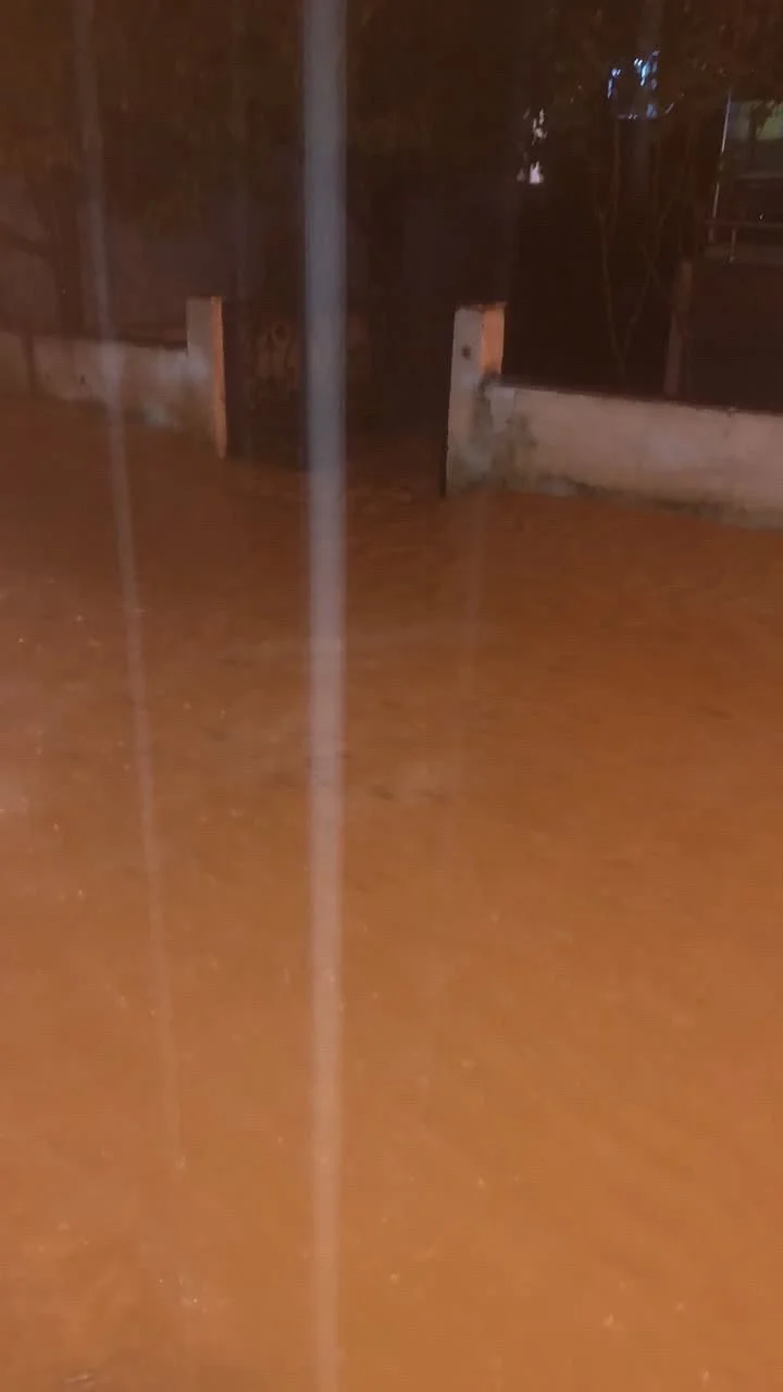 Biga'da sağanak yağış sonrası sokaklar göle döndü 3