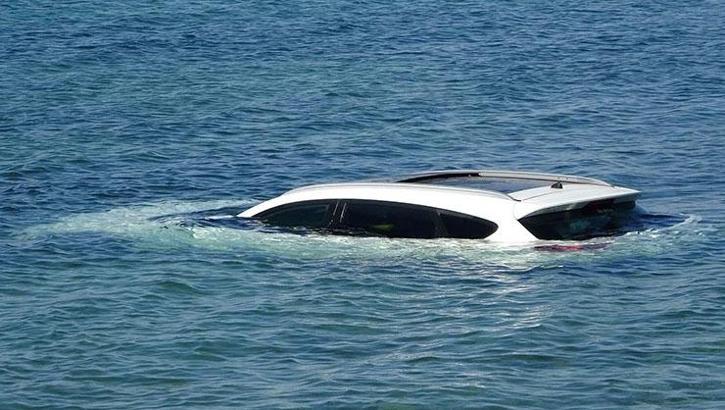 Çanakkale'de el freni çekilmeyen otomobil denize düştü