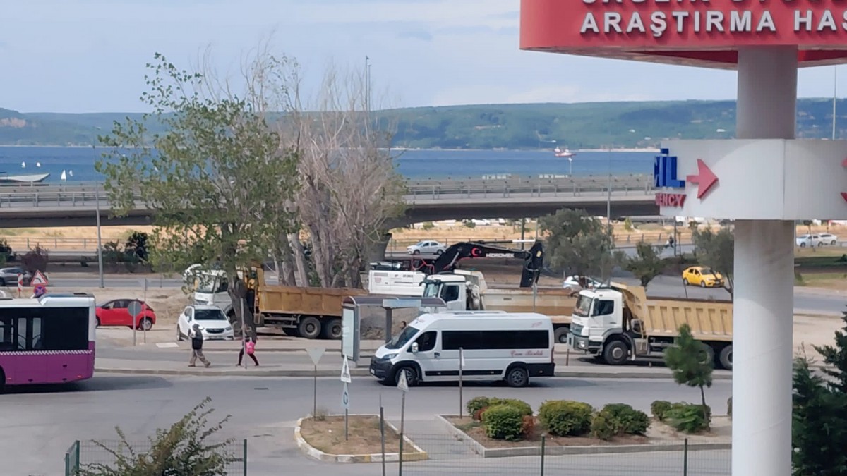 ÇOMÜ Hastanesi’nde Otopark Çilesi Sona Eriyor: ÇOMÜ ve Çanakkale Belediyesi İş Birliğiyle Yeni Otopark Alanı Hızla Yükseliyor fotoğraf 1