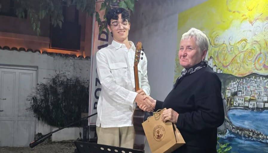 Deniz Yergök gitar çalarken
