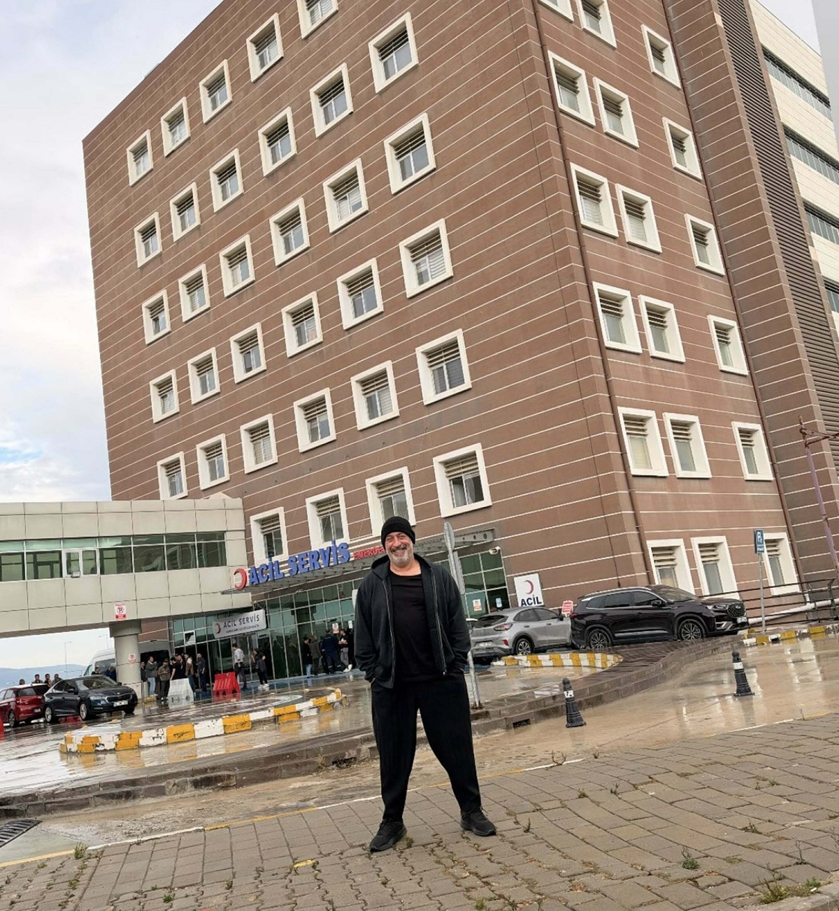 Cem Yılmaz, tedavi gördüğü ÇOMÜ Hastanesi'ne kontrole gidip fotoğraf paylaştı