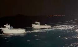 Fırtınayla sürüklenen balıkçı teknesine yardım yine balıkçıdan geldi (Video)